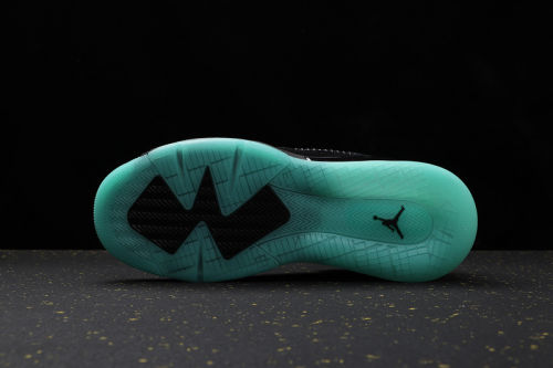 AJ270 Retro Classics Shoes CD7070-003