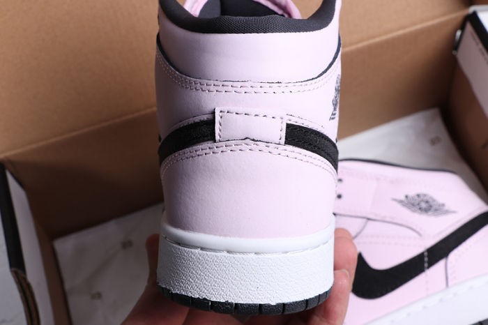Women's AJ 1 Mid Retro Classics Shoes 555112-601