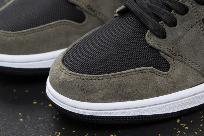 AJ 1 Mid Retro Classics Shoes BQ6472-030