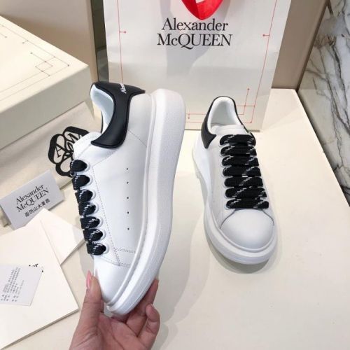 The 2020 autumn and winter new product counters are synchronized with AlexanderMcQUEEN male. Lesbian McQueen [rose] new color outsole and new leather color [rose] white shoes, shop purchase original 1⃣️:1⃣️Create: new last shape, new silk imported cowhide fabric exactly like the original, new silk imported Sheepskin feet + silk imported sheepskin, new mold and new letter outsole label, new full package beige [rose]