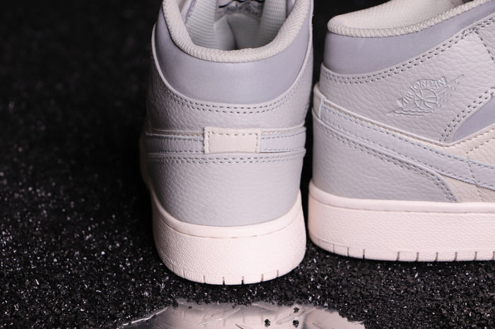 Women's AJ 1 Mid Retro Classics Shoes 554724-053