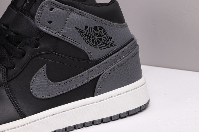 AJ 1 Mid Retro Classics Shoes 554724-041