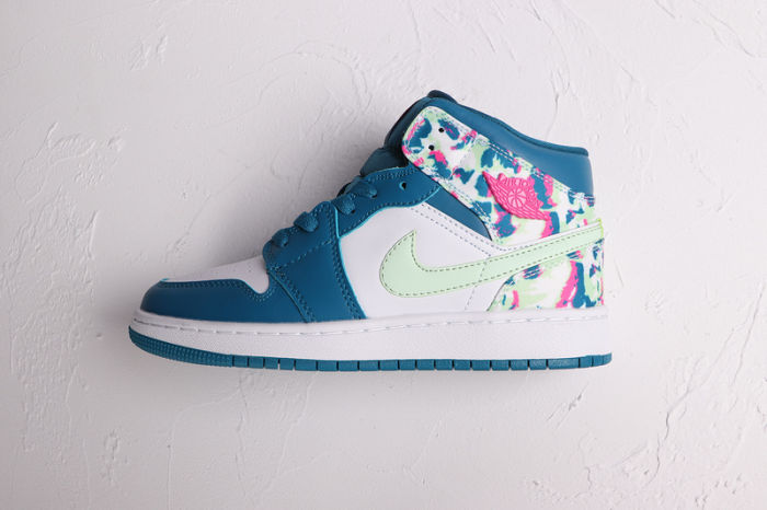 Women's AJ 1 Mid Retro Classics Shoes 555112-300