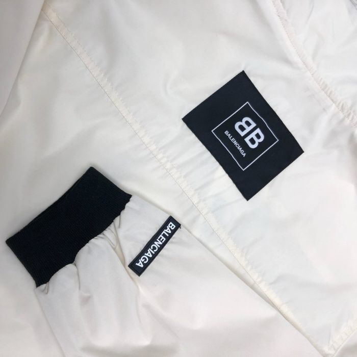 The latest jacket of Balenciaga's 2020 counter is imported fabrics, personalized multi-standard elements, wearing spirit, fashion trend, super good version, full of tide, original hardware, high-end customization, no matter the fabric version, it is perfect. A must-have item for high-end people. M-3XL