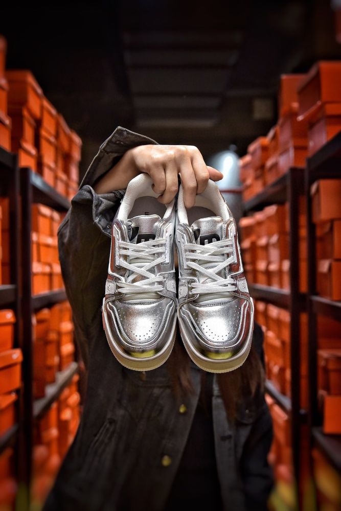 Louis Vuitton archlight sneakers LV leather color blocking reduces mesh movement.