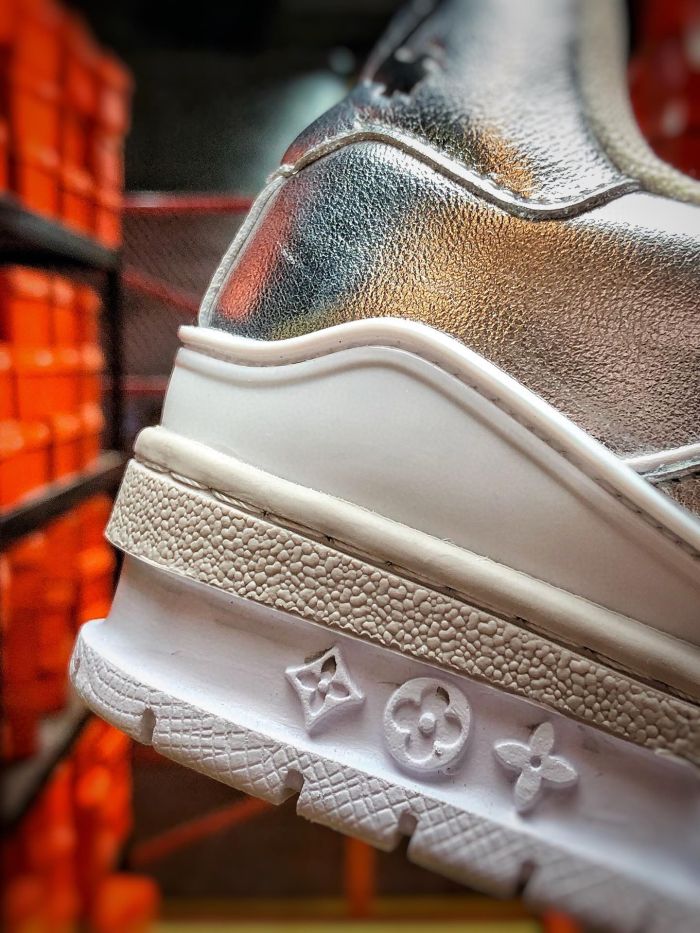 Louis Vuitton archlight sneakers LV leather color blocking reduces mesh movement.