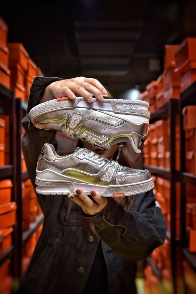 Louis Vuitton archlight sneakers LV leather color blocking reduces mesh movement.