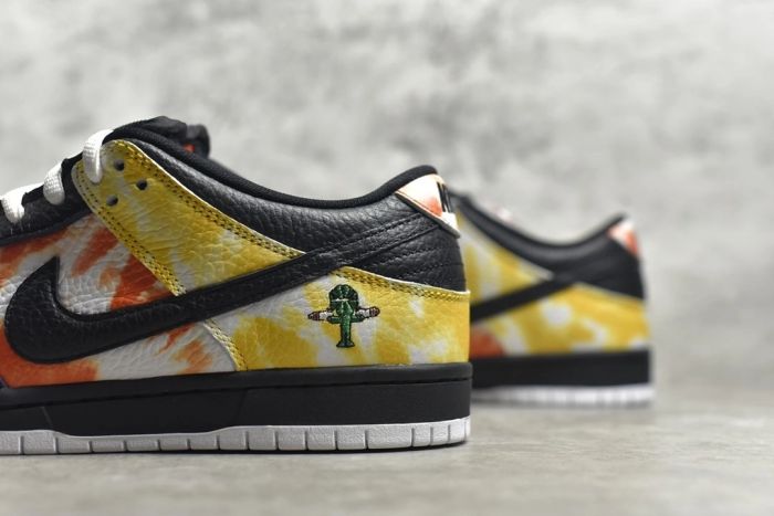 NK SB Dunk Low Pro QS Roswell Raygun