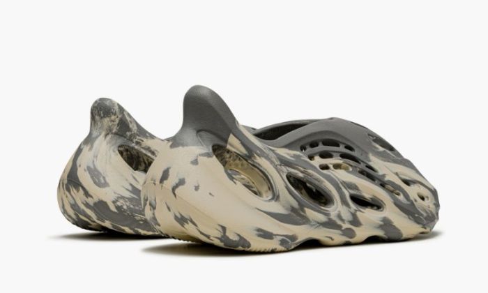 Yeezy Foam RNNR MXT Moon Gray WOMEN
