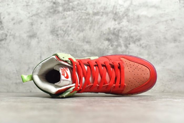 NK SB Dunk High “strawberry cough”