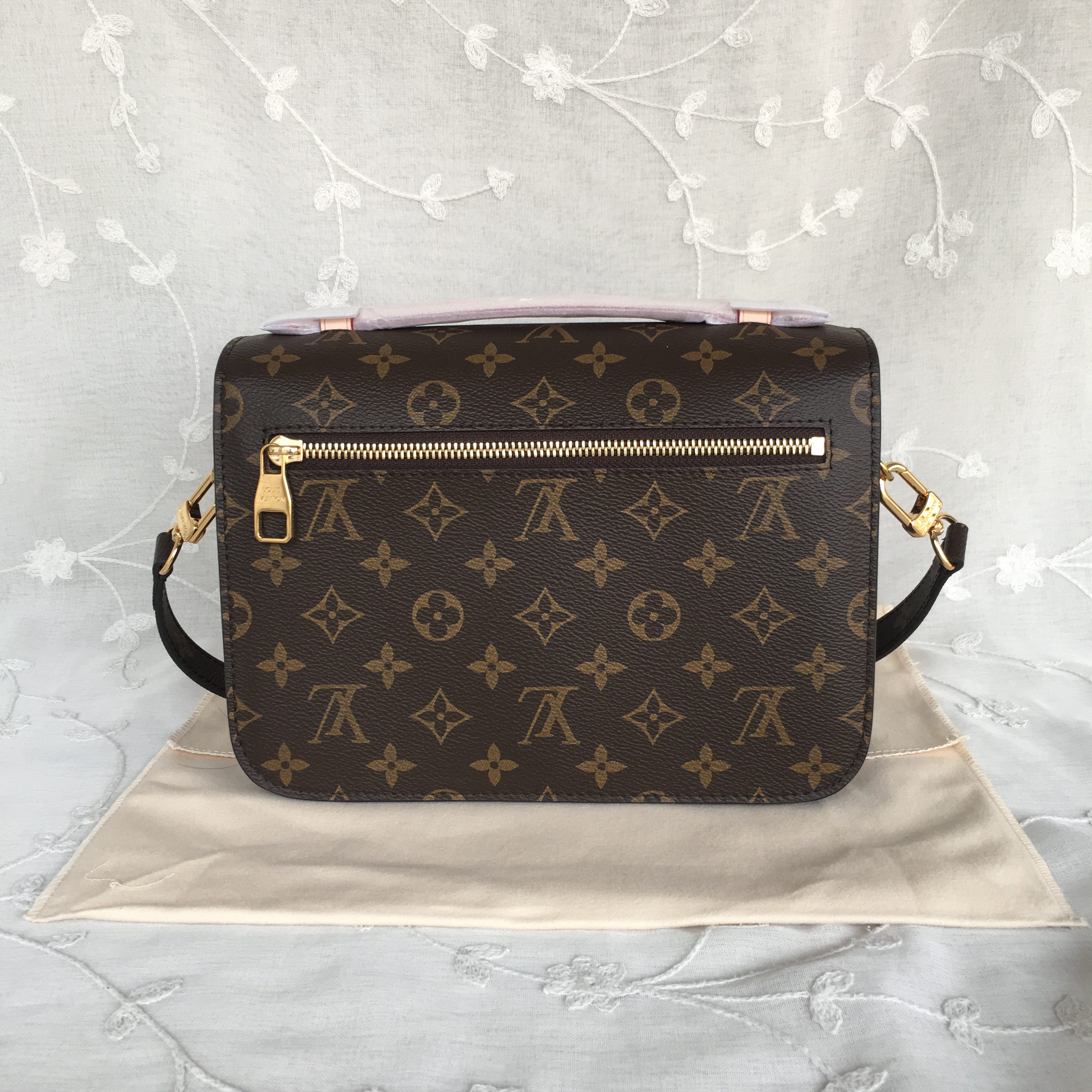 LV M44876 Pochette Métis 花紋Logo 拼色設計扣式手提斜背包