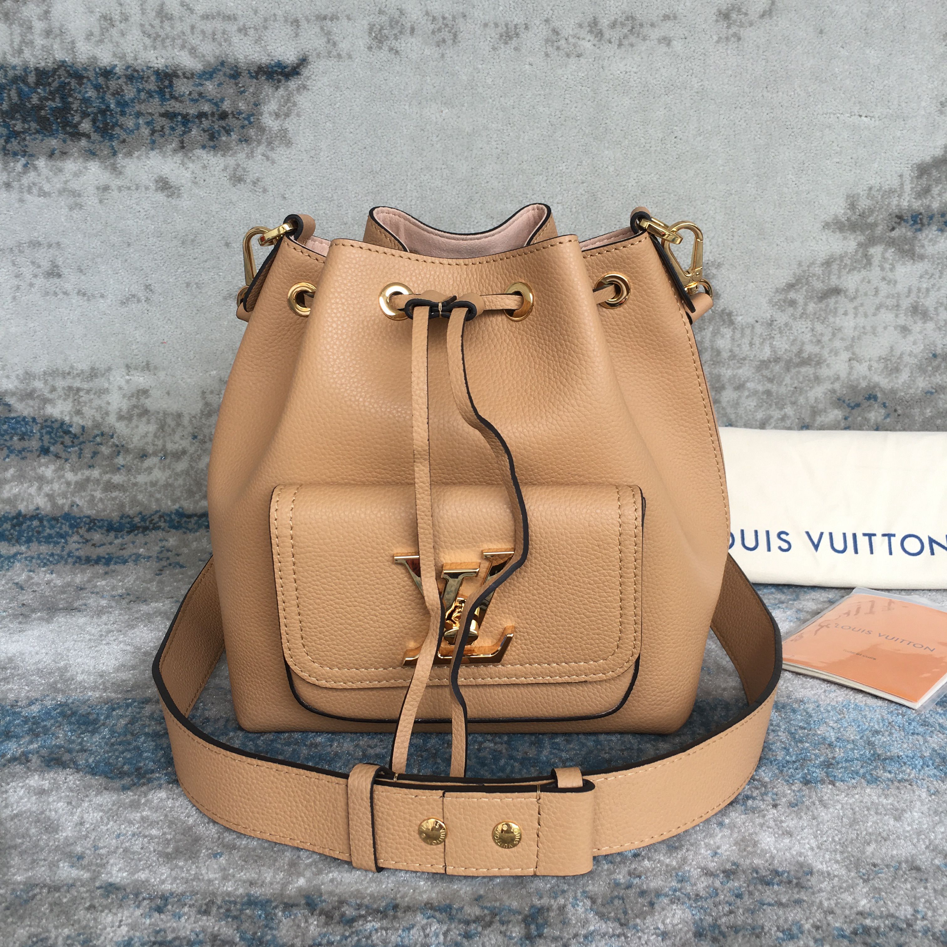 LV LOCKME BUCKET M57689