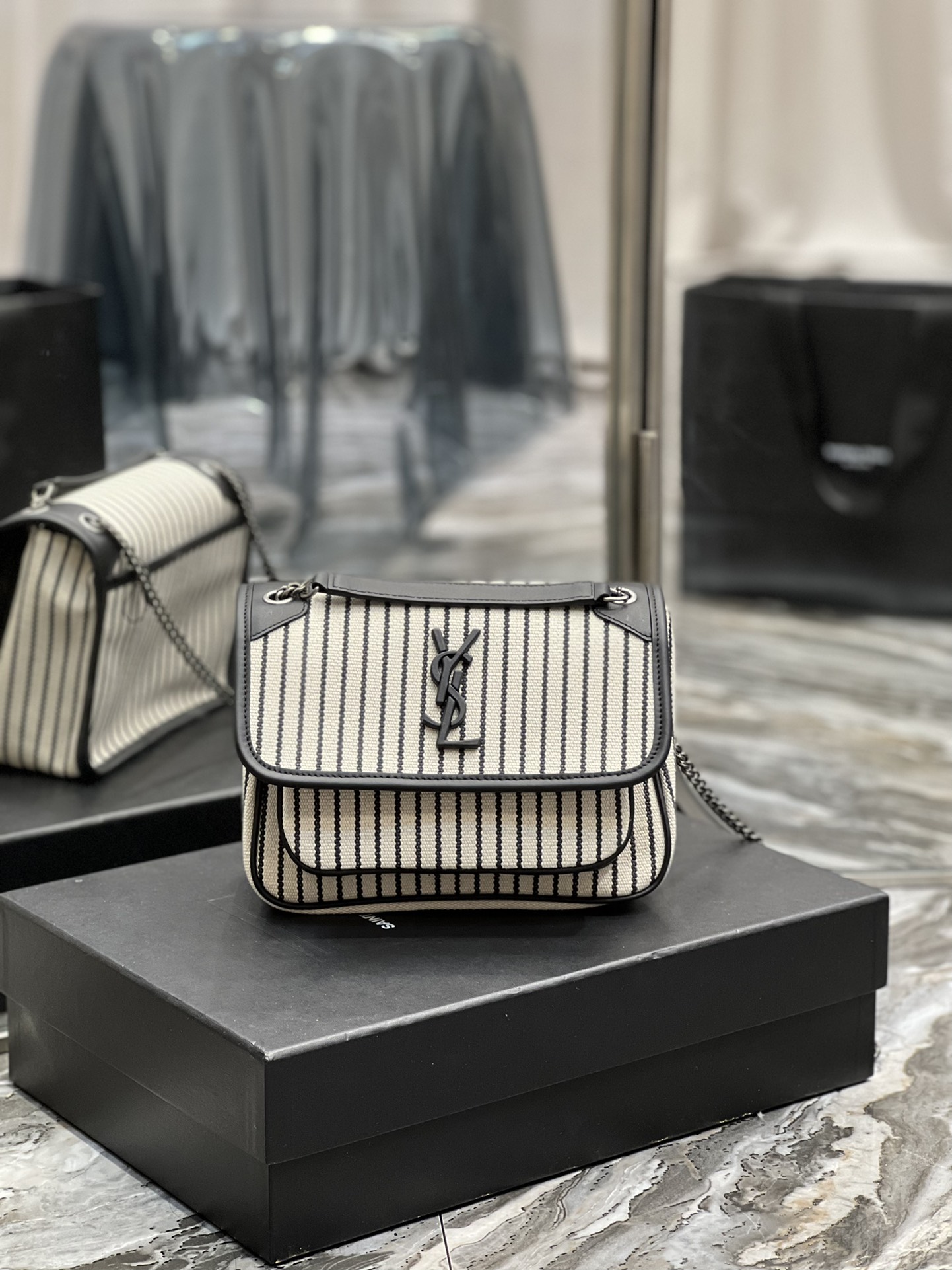 633151