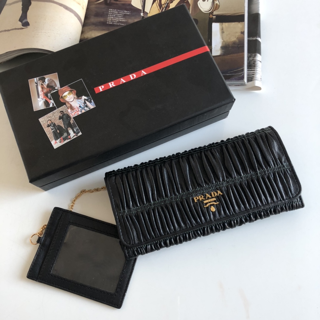 Prada wallet 38