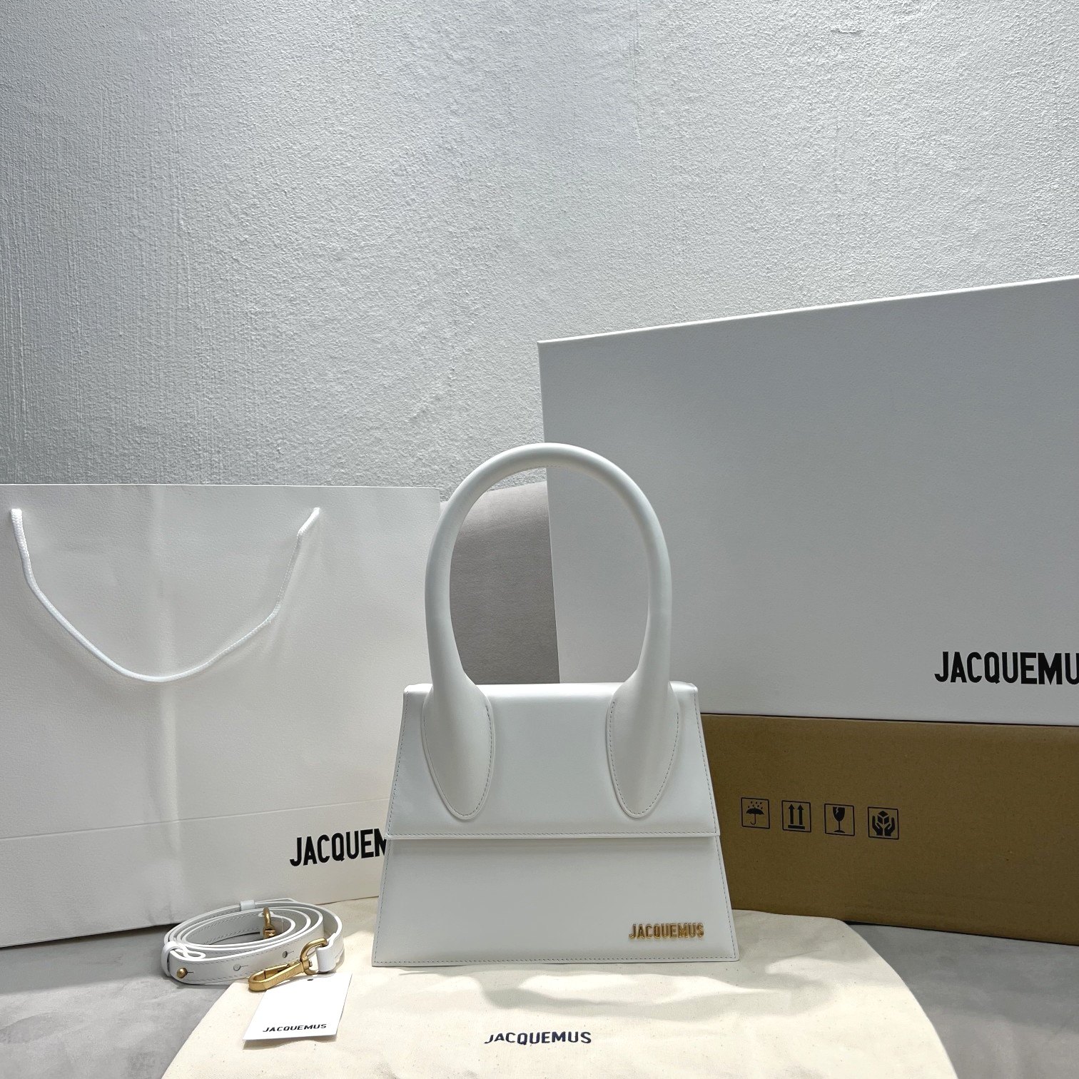 Jacquemus modello: 24x18x10cm