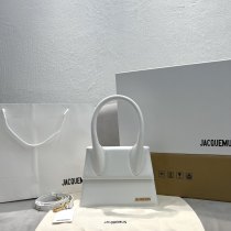Jacquemus modello: 24x18x10cm