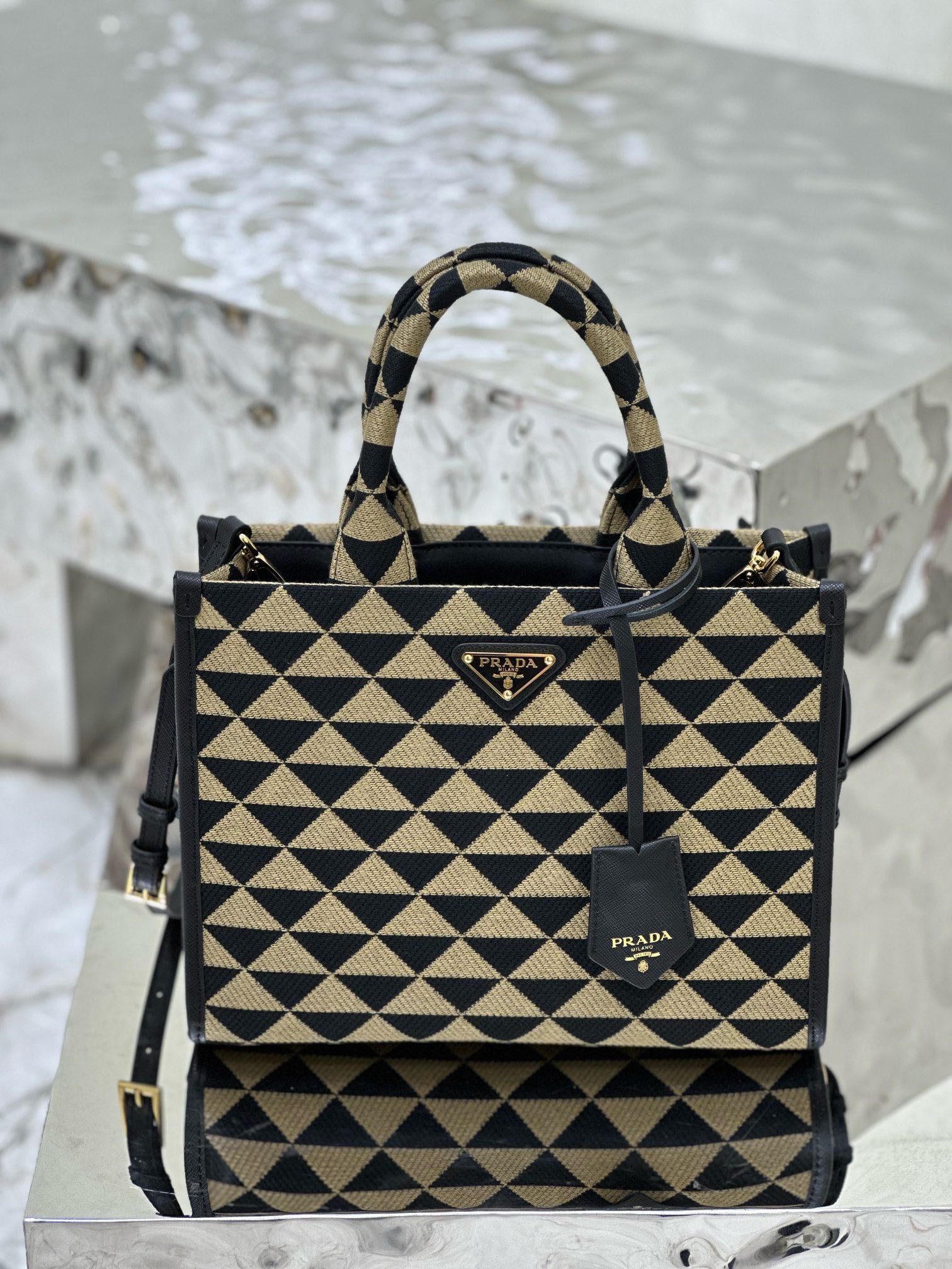 Prada 28x 22x 9cm 1BA354