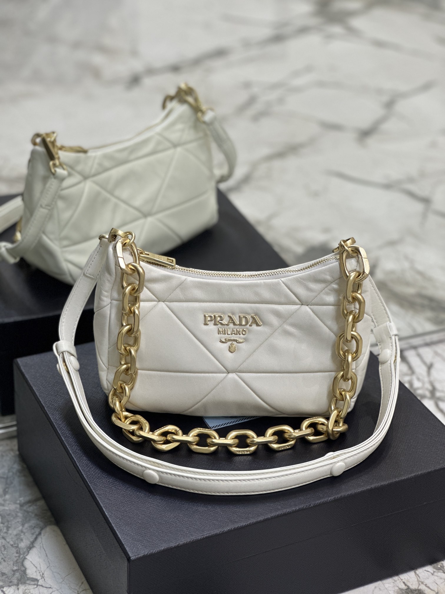 Prada 25 x 18x 7cm 1BC157