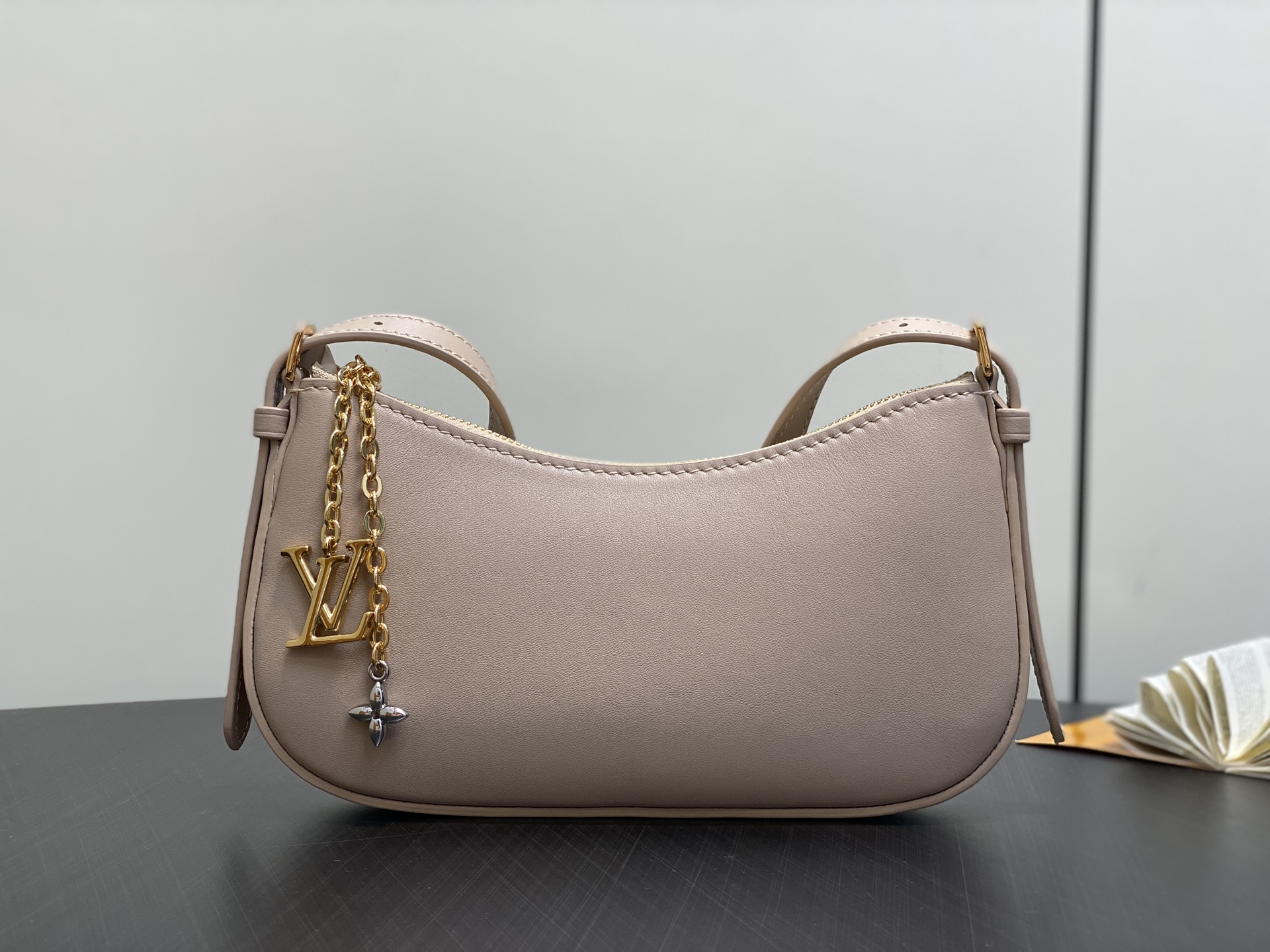 LV Pochette LV Bloom M25525
