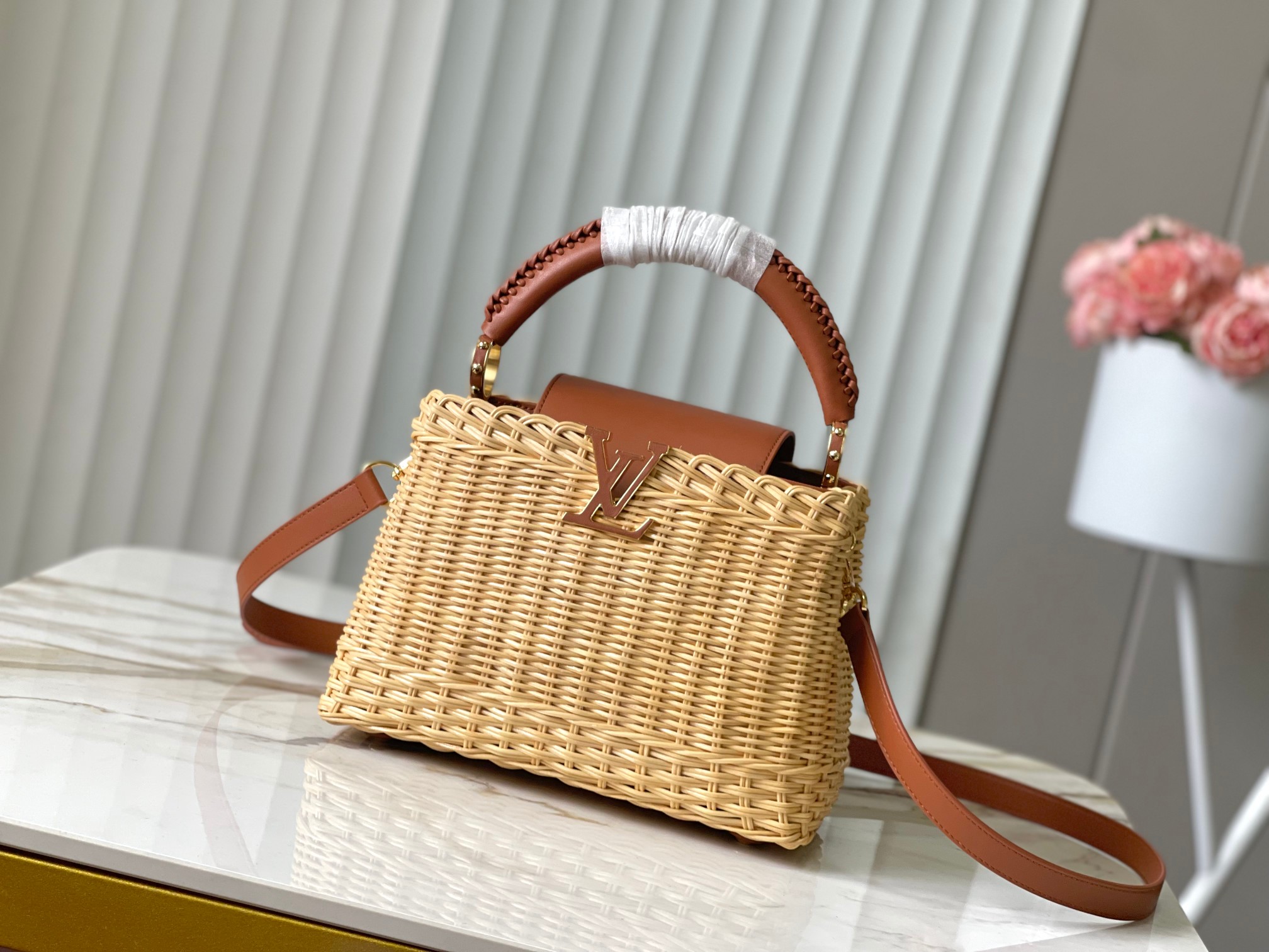 LV Capucines M26025