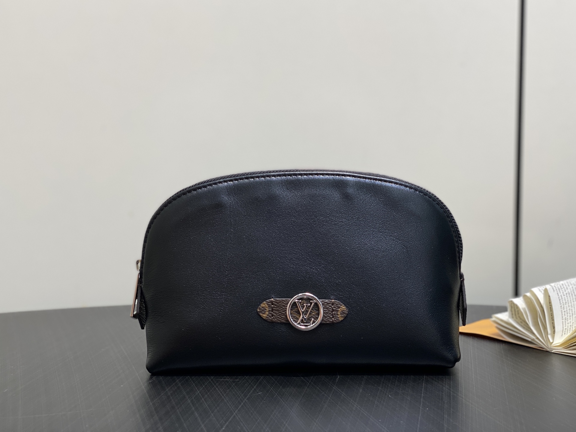LV POCHETTE COSM M15205
