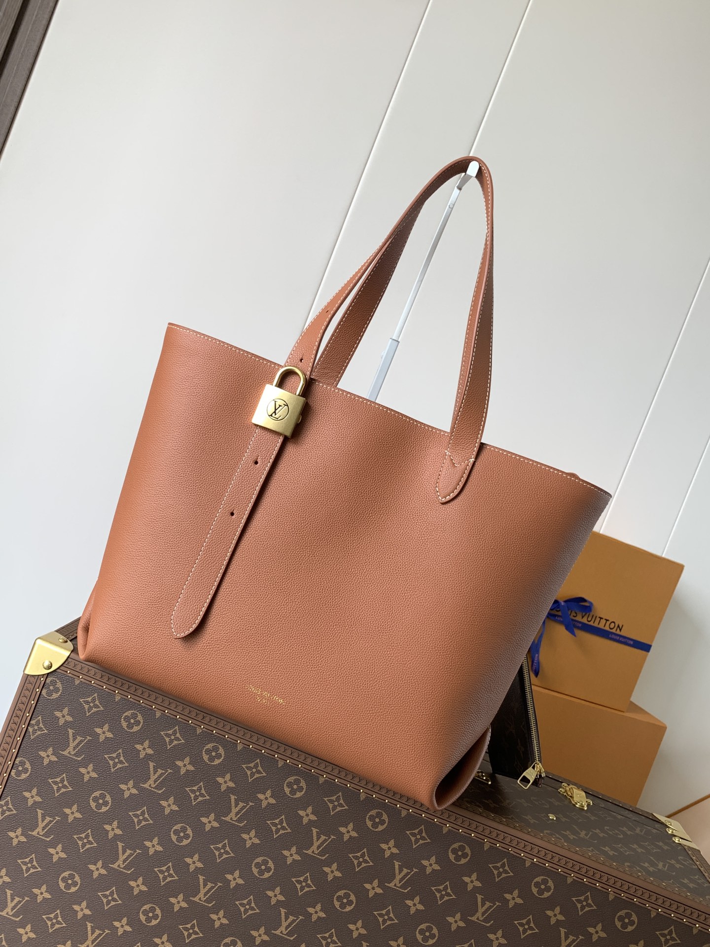 LV Low Key Cabas M25341