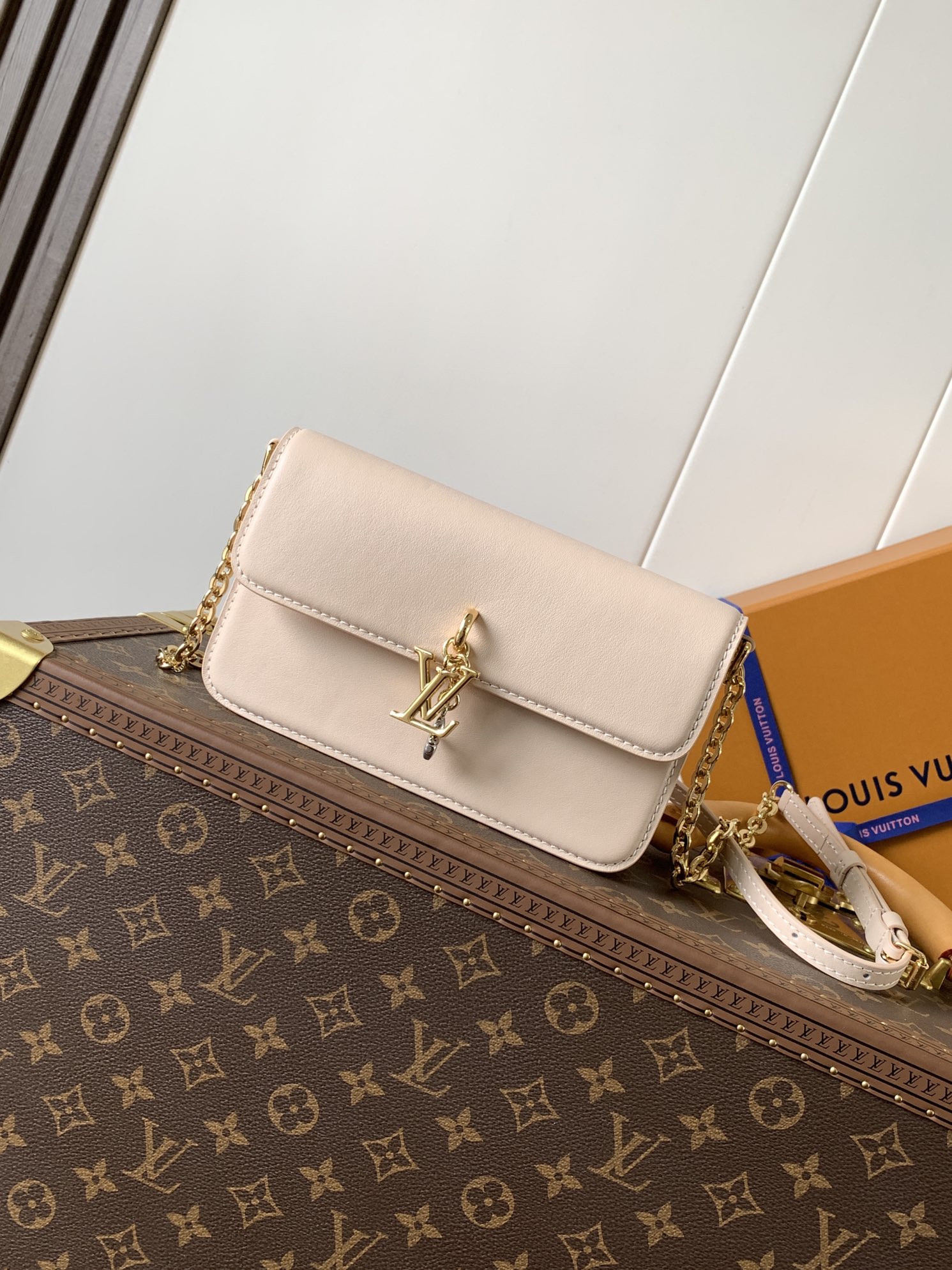 LV Wallet On Chain M14564