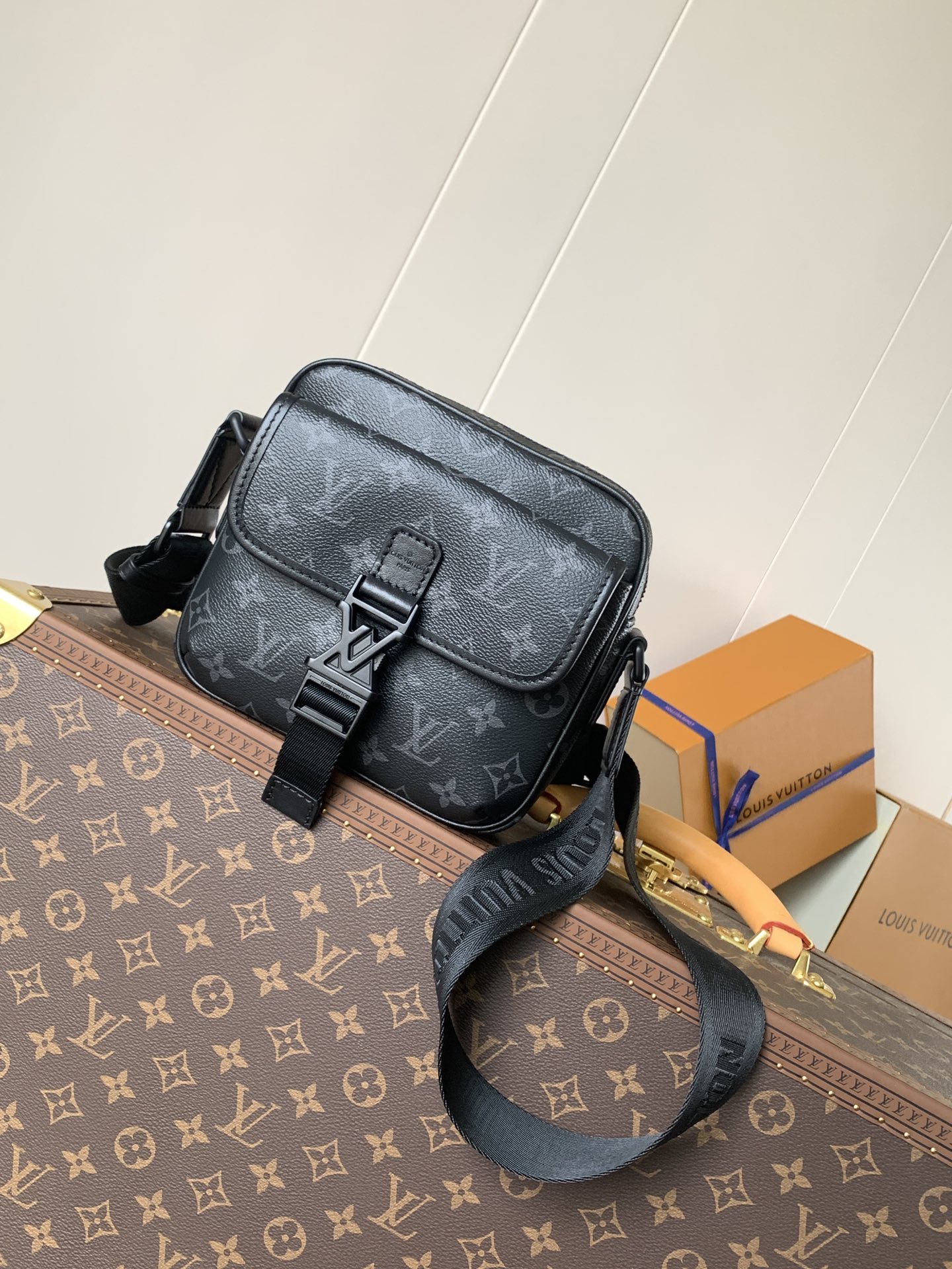 LV Monogram Eclipse M12518