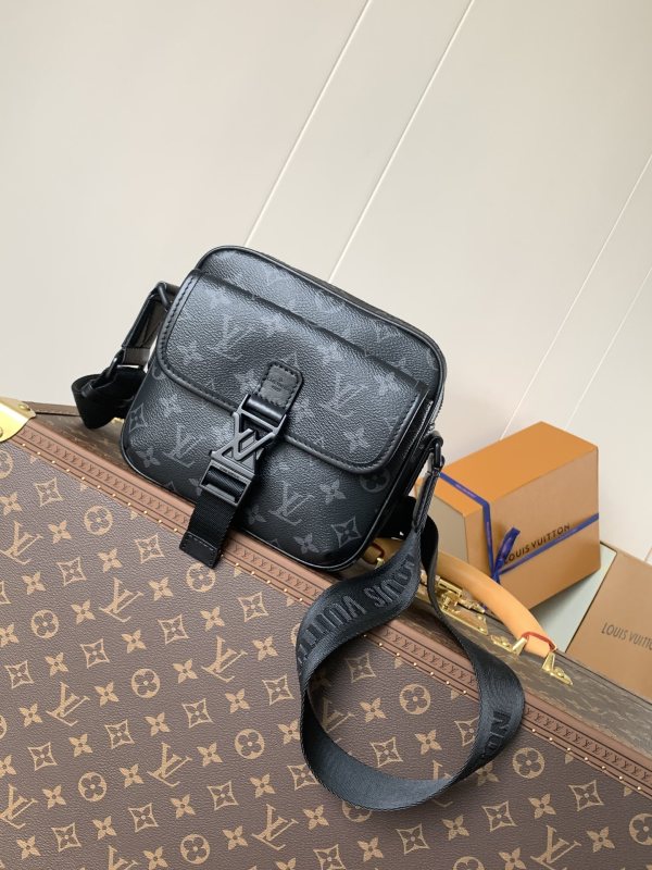 LV Monogram Eclipse M12518