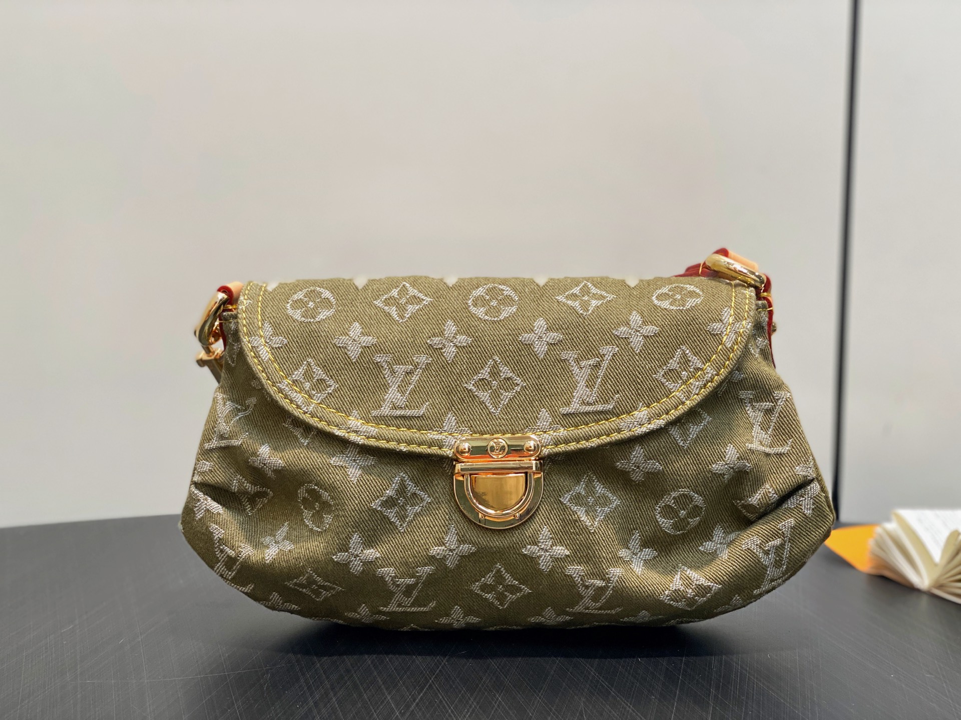 LV Vintage M95217