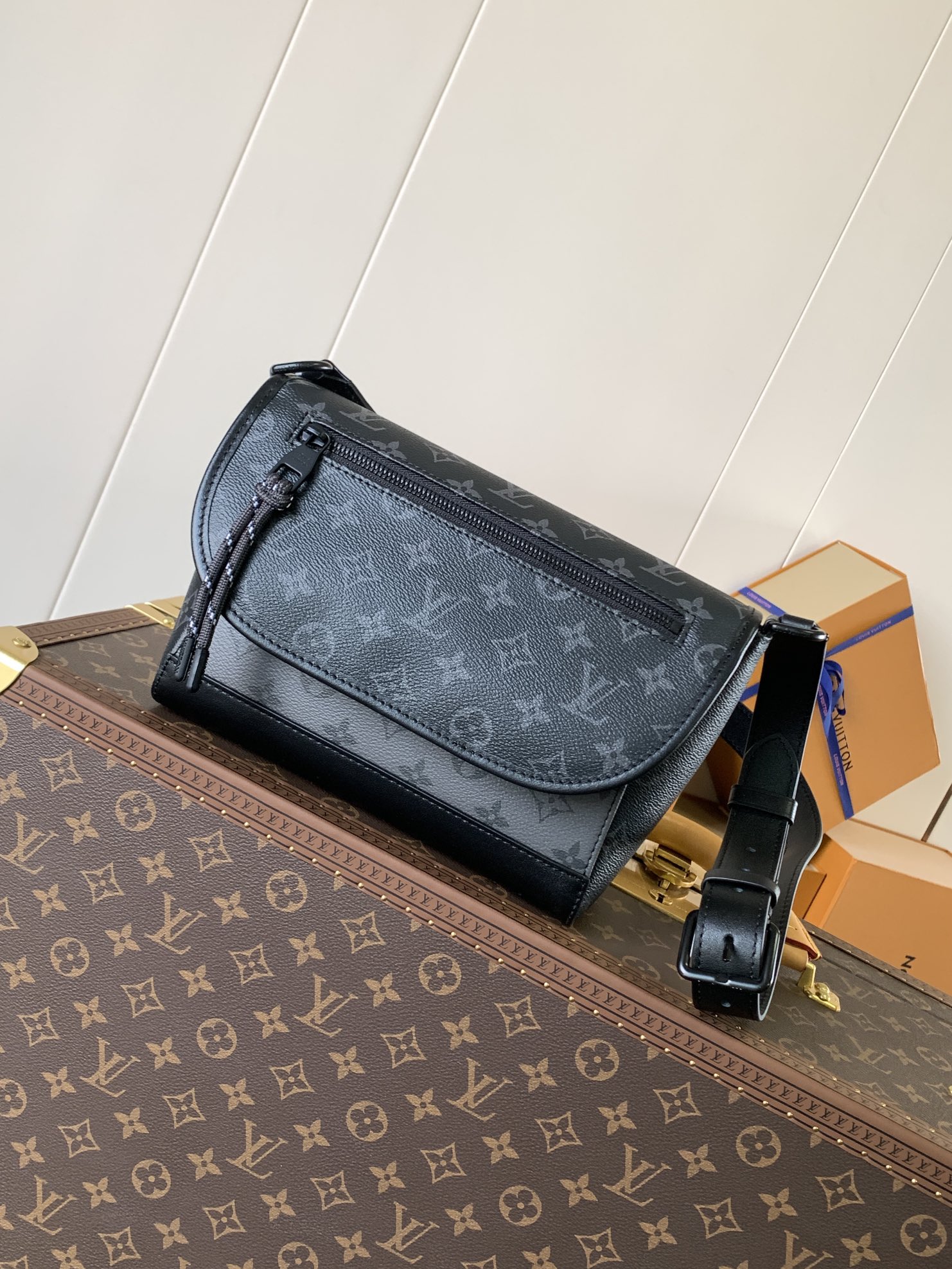 LV Monogram Eclipse M12681