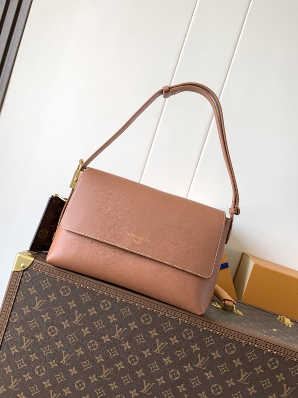 LV Low Key Messenger M13151