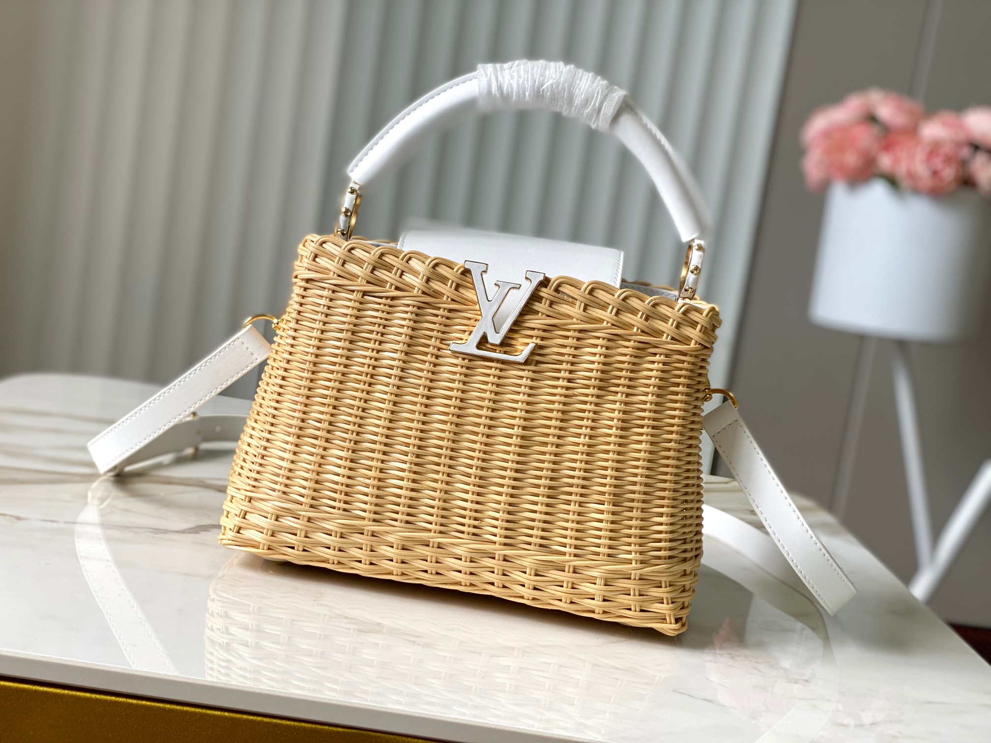 LV Capucines M26004