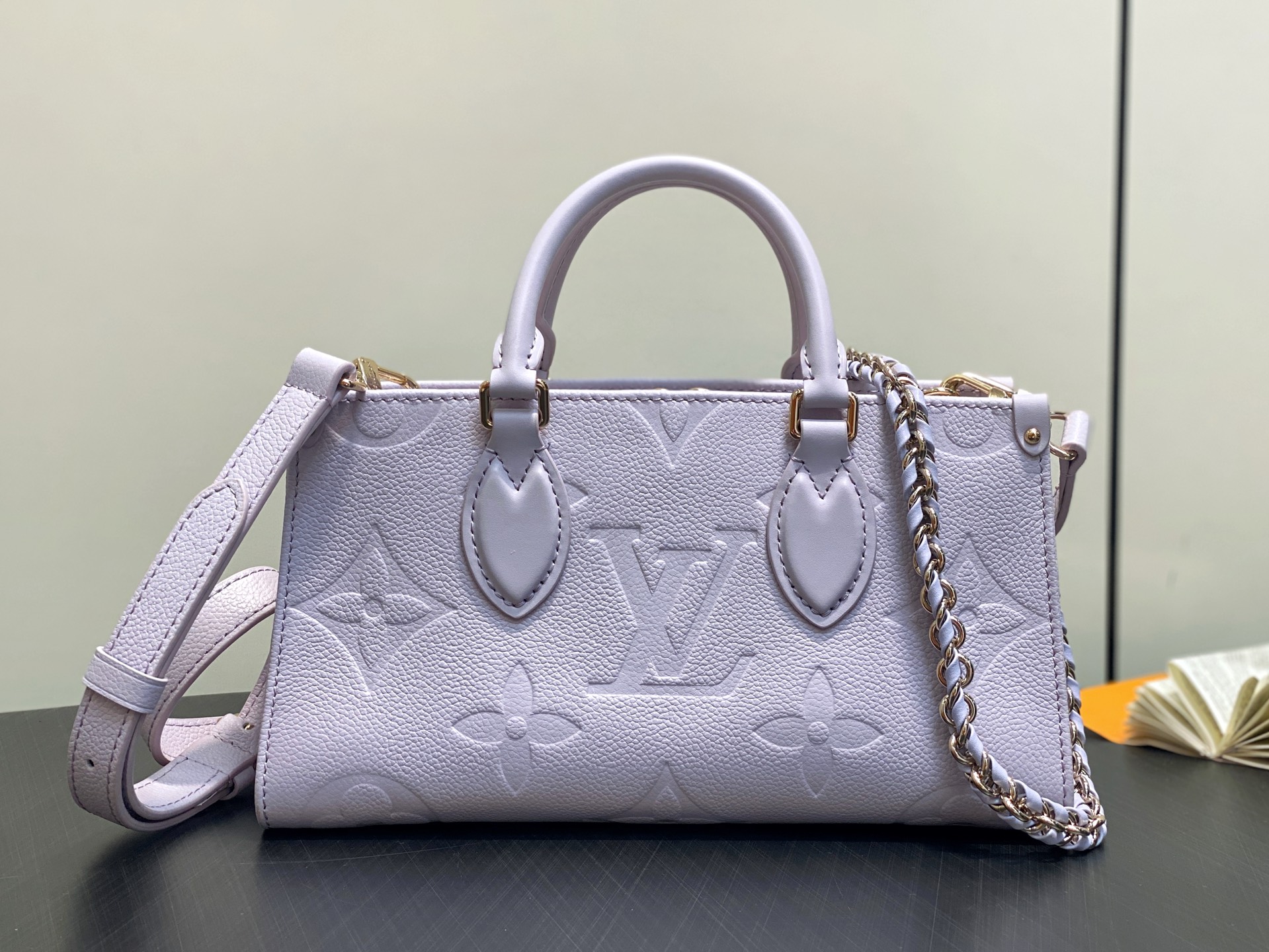 LV OnTheGo East West Ys M15182
