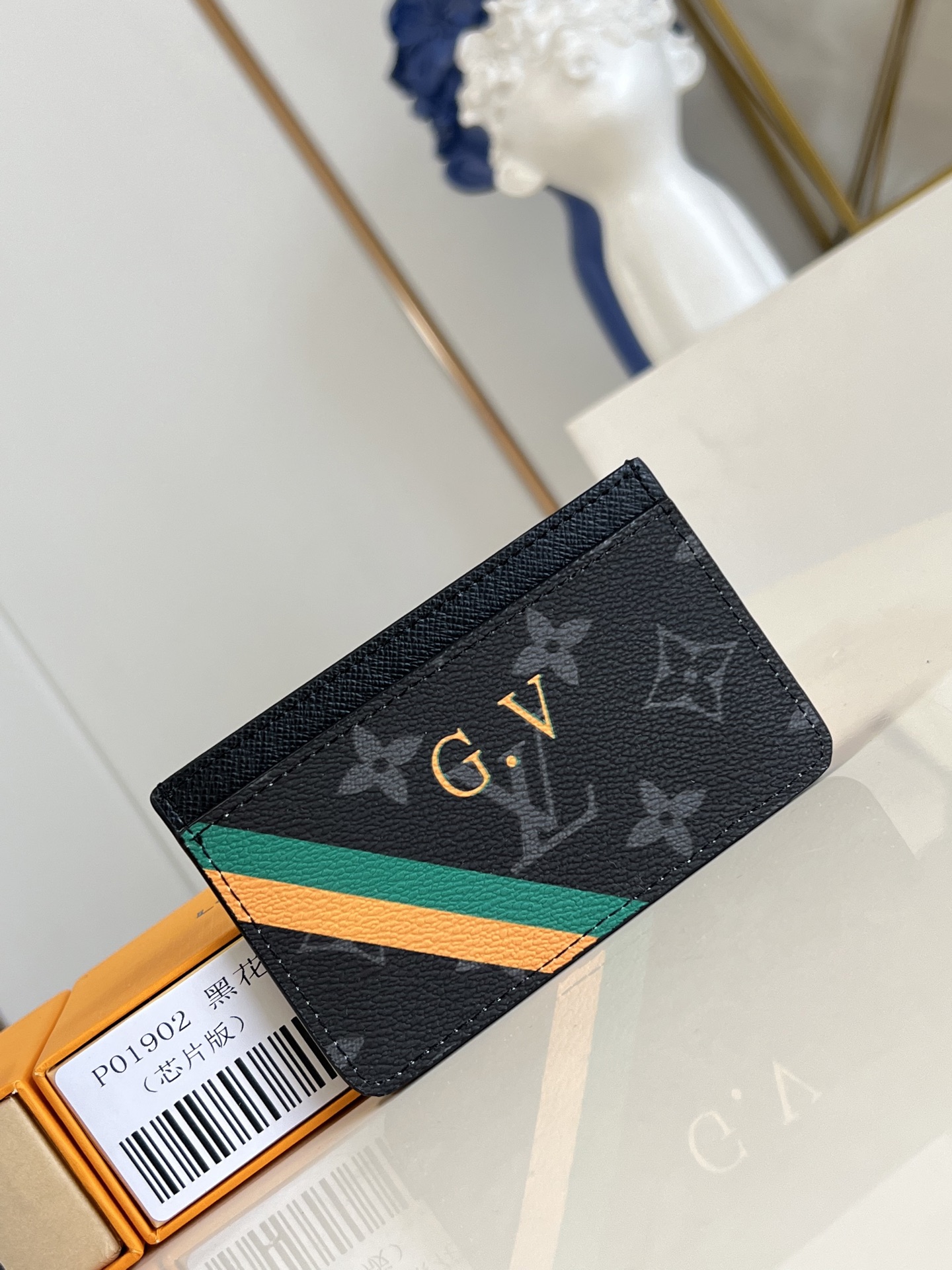 LV Monogram M01902