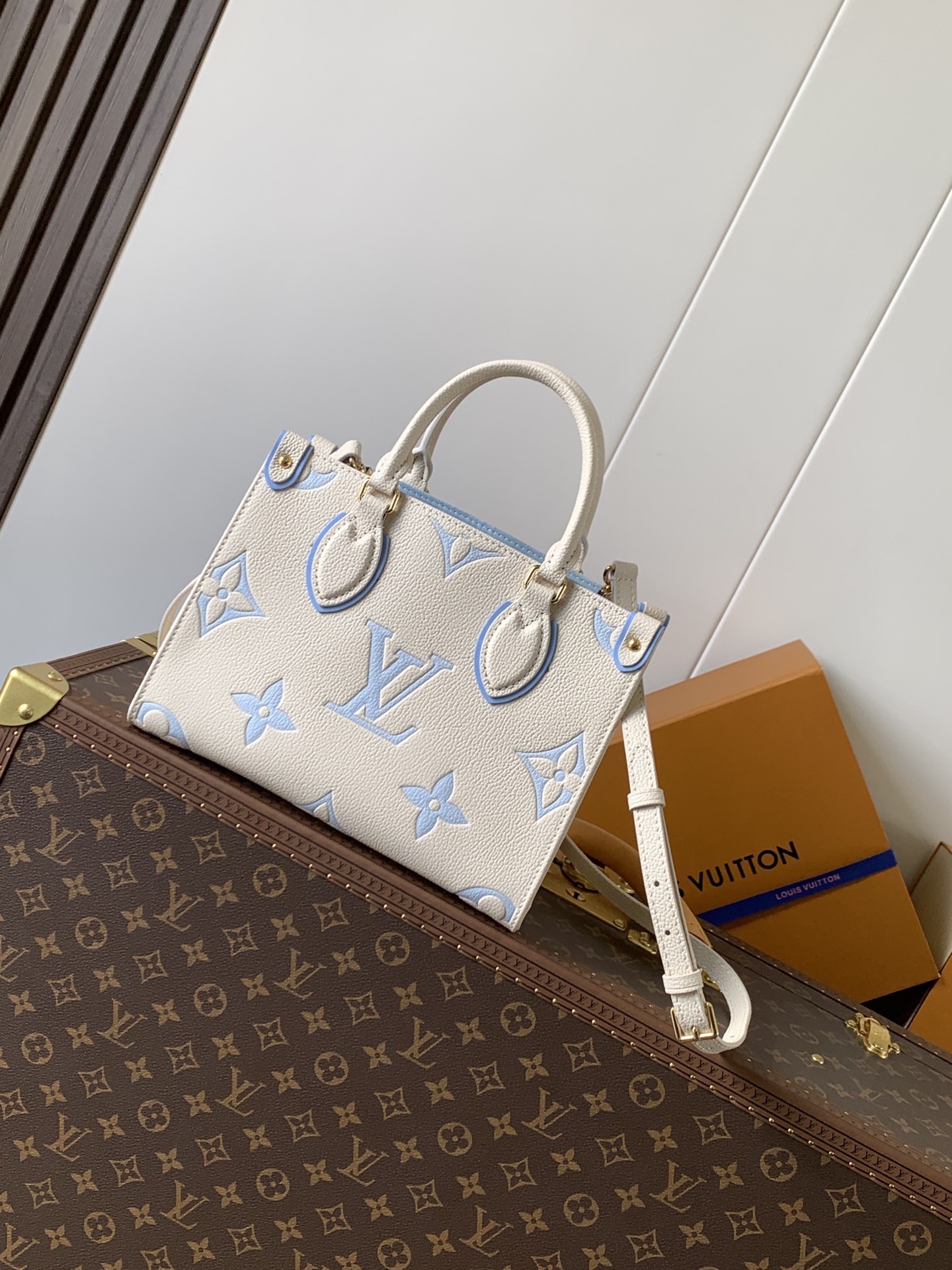 LV OnTheGo Tote M46833