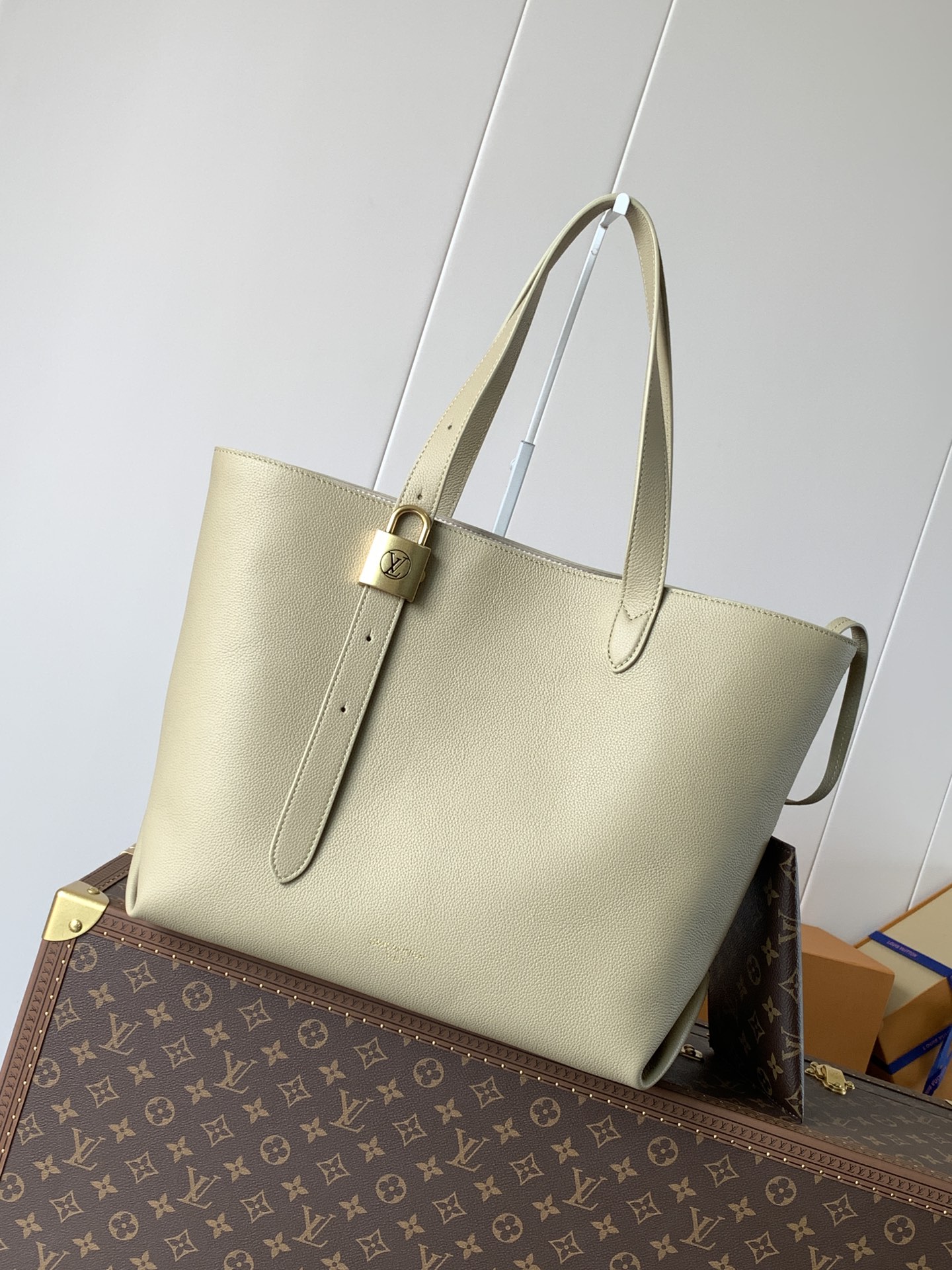 LV Low Key Cabas M25341