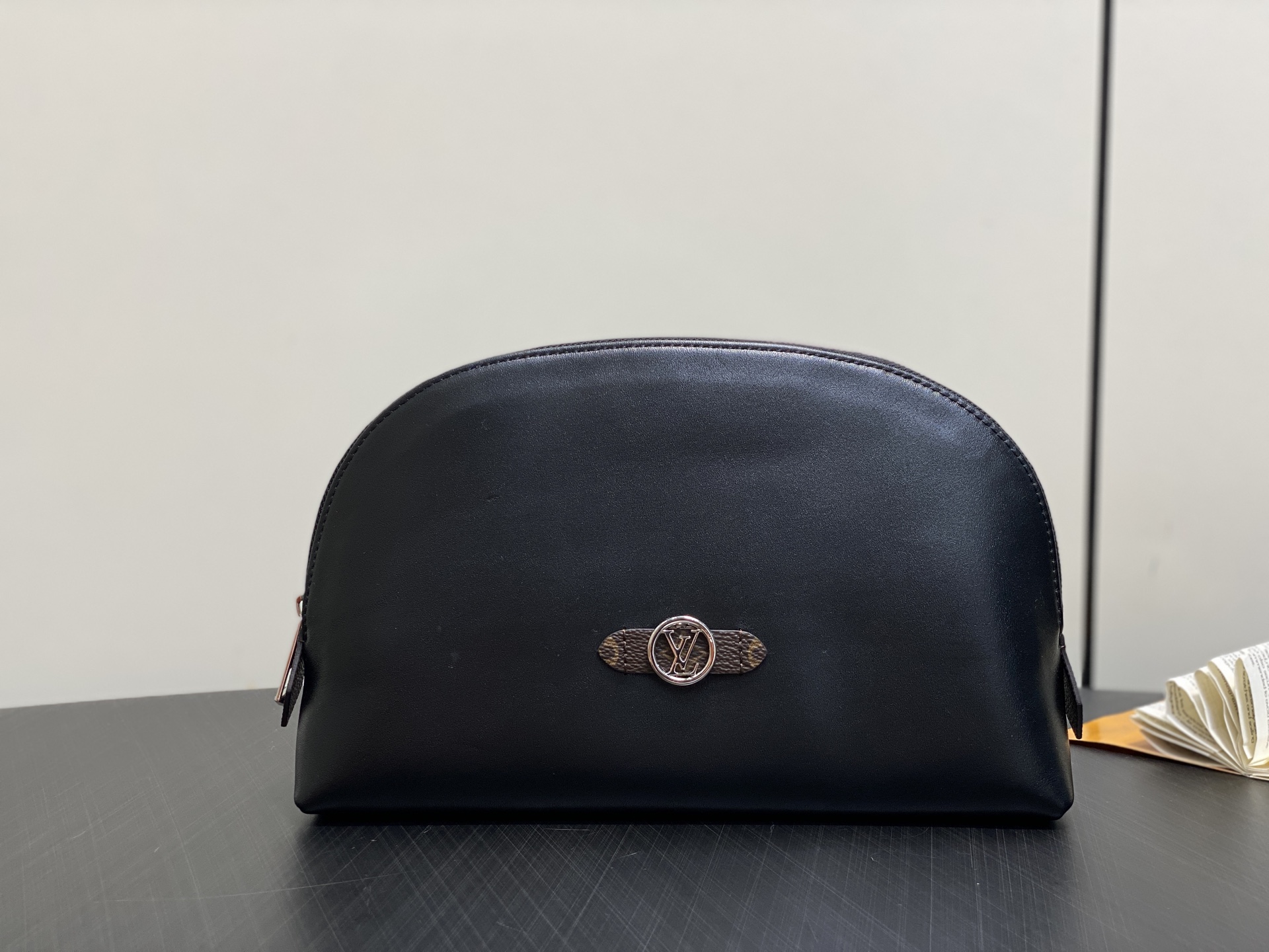 LV POCHETTE COSM M15206