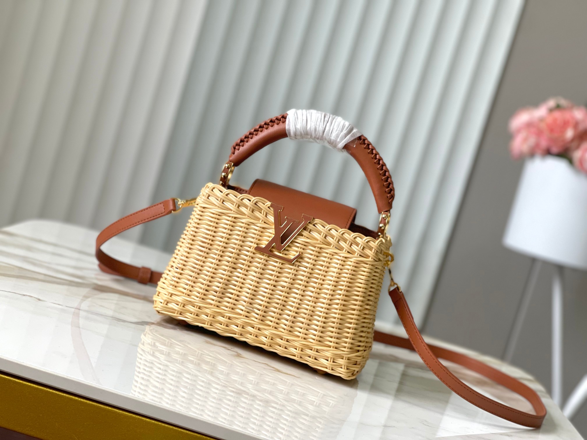 LV Capucines M26025