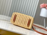 LV Capucines M26025