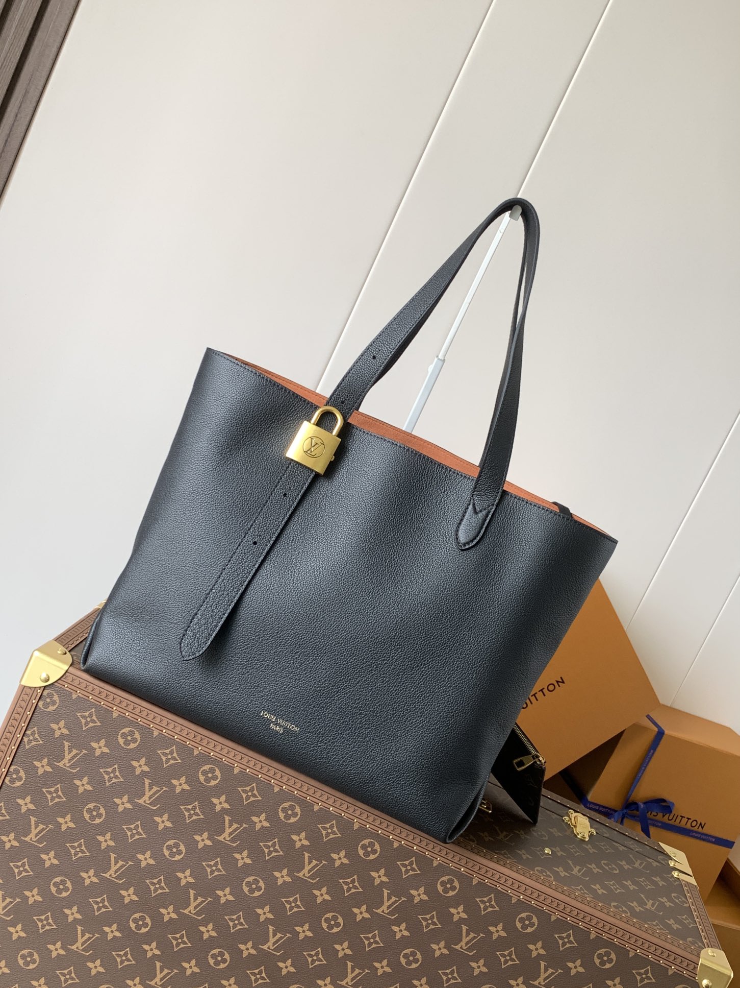 LV Low Key Cabas M25341
