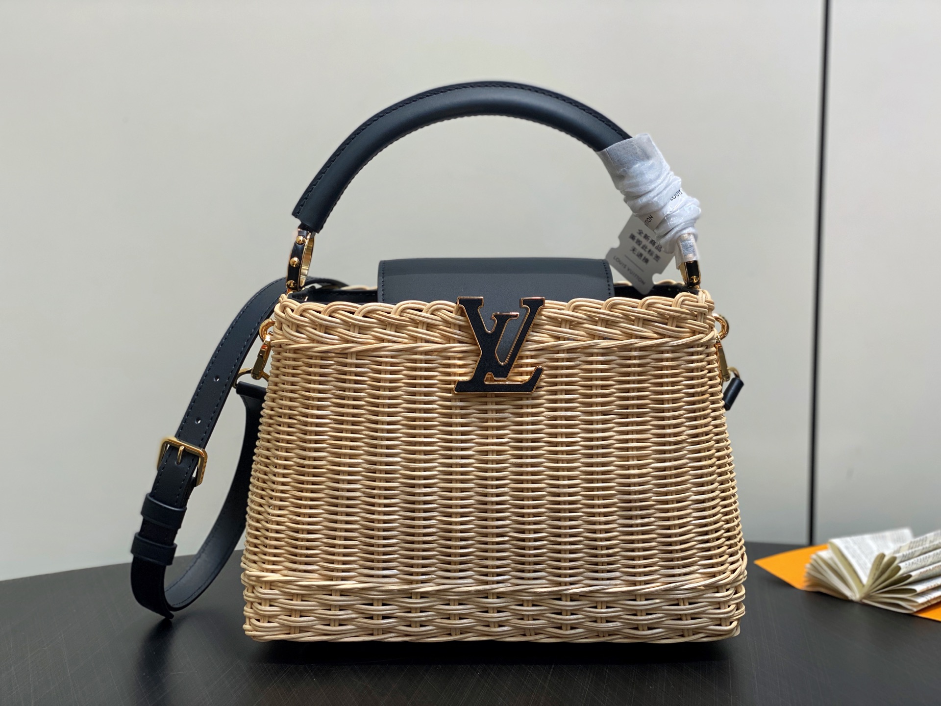 LV Capucines BB Hl M26005