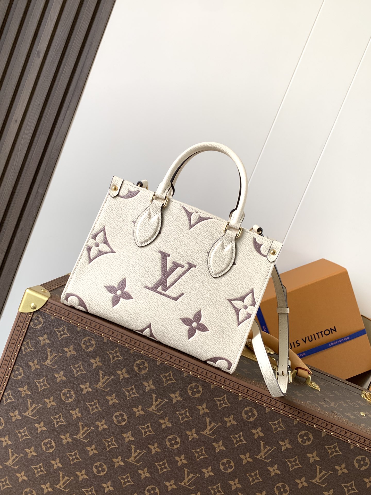 LV OnTheGo Tote M46833