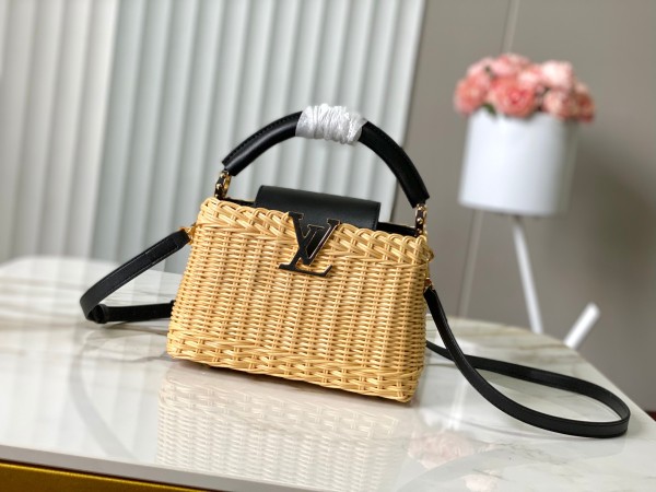 LV Capucines M26003