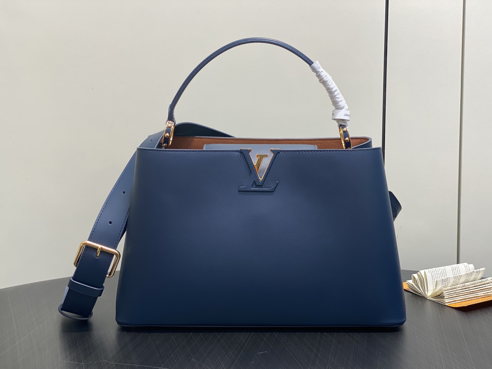 LV CAPUCINES SOUPLE M24607
