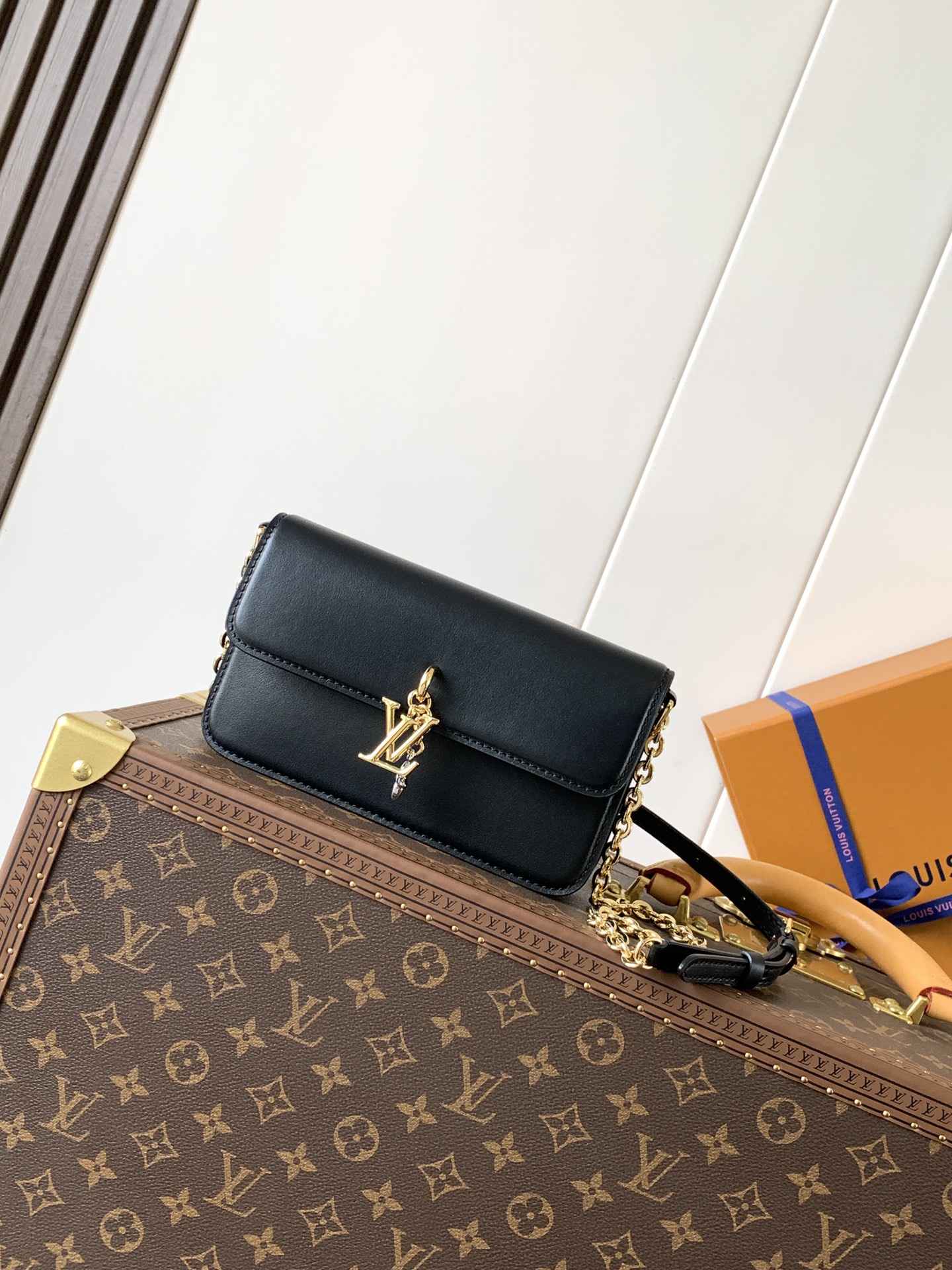 LV Wallet On Chain M14564