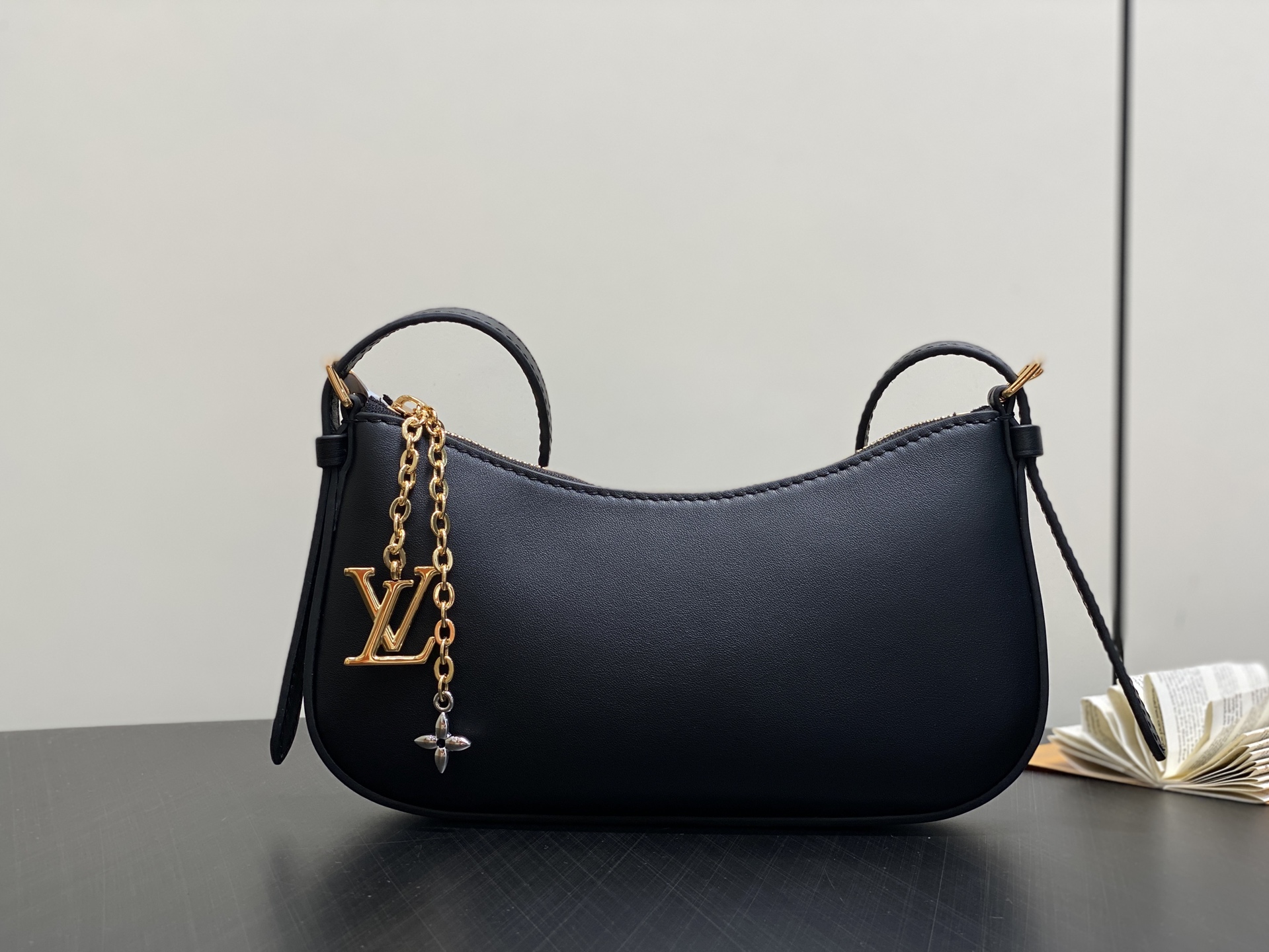 LV Pochette LV Bloom M25525