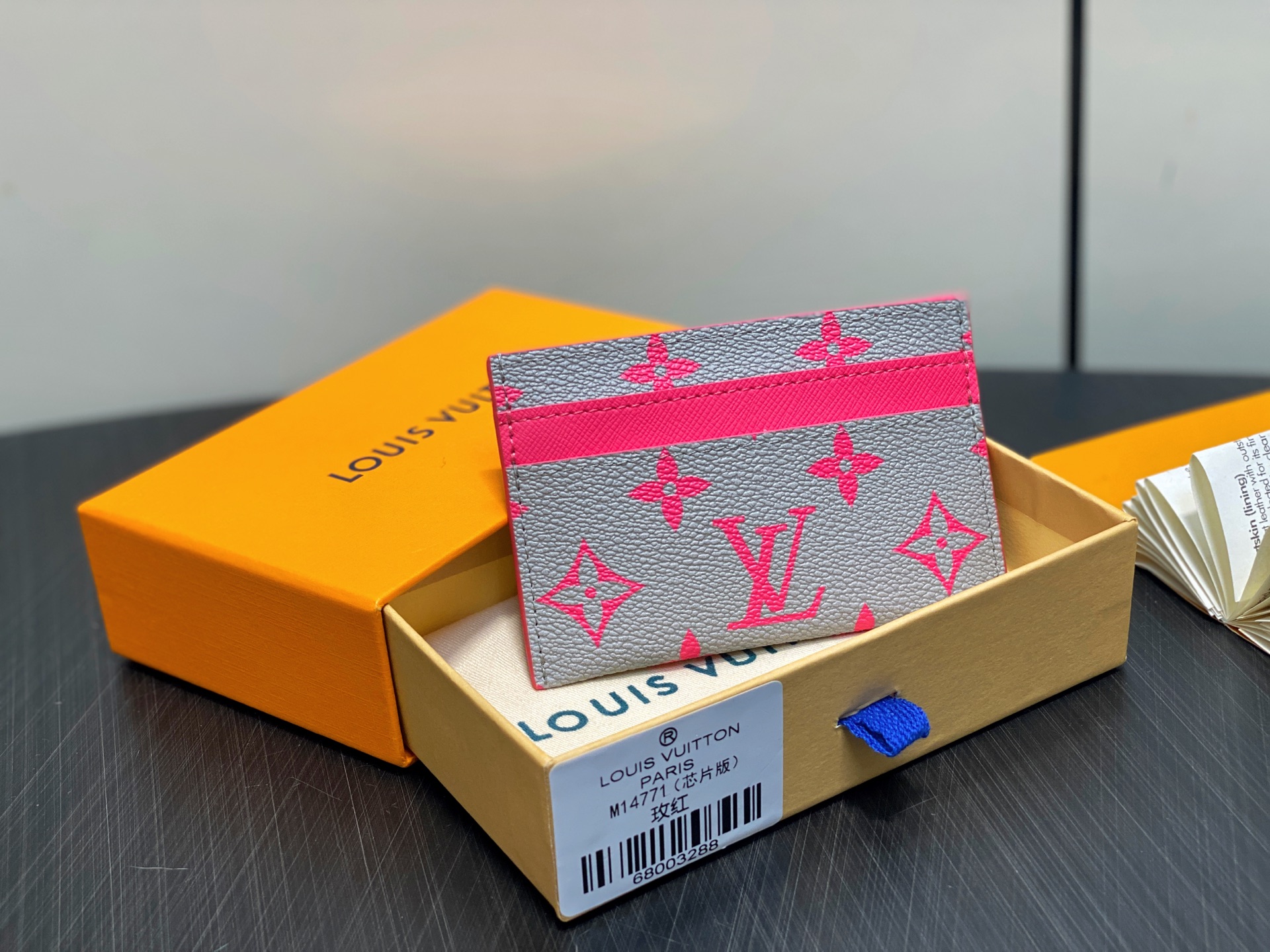LV Monogram Glow M15032