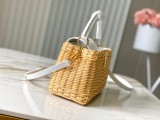 LV Capucines M26004