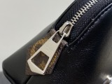 LV POCHETTE COSM M15205
